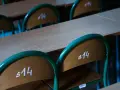 Puste ławki szkolne z numerami "s14" sugerują odwołane lekcje w szkołach 2026.