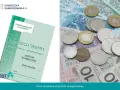 Książeczka zdrowia dla celów sanitarno-epidemiologicznych obok polskich monet i banknotów.