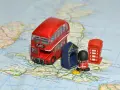 Miniaturowy czerwony autobus, budka telefoniczna i żołnierz na mapie Londynu. Idealne na podróż, gdy zastanawiasz się, ile trwa egzamin z angielskiego.