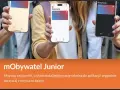 Trzy osoby trzymają telefony z widoczną cyfrową legitymacją szkolną w aplikacji mObywatel.
