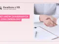 Dwie osoby ściskają sobie dłonie nad dokumentem. Na ekranie widnieje napis "LIMIT UMÓW ZAWIERANYCH NA CZAS OKREŚLONY".
