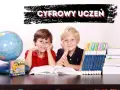 Dwóch uśmiechniętych chłopców przy biurku z globusem i książkami. Nad nimi napis "CYFROWY UCZEŃ".