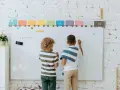 Dzieci uczą się liczyć na tablicy, gdzie widnieje kolorowy pociąg z cyframi. To jak lekcja o zasadach, niczym ustawa o RODO, gdzie wszystko musi być jasne i uporządkowane.