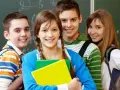 Uśmiechnięci uczniowie z podręcznikami, gotowi do nauki. Ich edukacja zdrowotna i program nauczania to klucz do przyszłości.