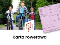 Trzech uśmiechniętych chłopców na rowerach. Obok różowa karta rowerowa, na której widnieje pole "Nazwa podmiotu wydającego kartę rowerową".