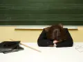 Nauczycielka z wyczerpania zasnęła na biurku. Marzy o urlopie na żądanie.