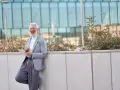 Uśmiechnięty starszy pan z tabletem, zastanawia się, jaka odprawa emerytalna po 40 latach pracy.