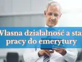 Uśmiechnięty starszy mężczyzna z tabletem. Napis: "Własna działalność a staż pracy do emerytury".