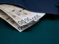 Portfel z banknotami 200 zł. Może to być nagroda jubileuszowa nauczycieli za lata pracy.