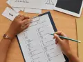 Nauczyciel ma 30 minut na sprawdzenie sprawdzianu z 55 pytań. Czas na zadanie to około 30 sekund.