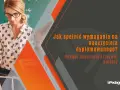 Nauczycielka z uczennicą przy tablicy, omawiające wymagania na nauczyciela dyplomowanego. Rozwój zawodowy kluczem do sukcesu.