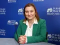 Wiceminister edukacji w zielonej marynarce udziela wywiadu w Polskim Radiu Białystok.