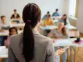 Nauczycielka prowadzi lekcję, a uczniowie słuchają. To może być dodatek wiejski dla nauczycieli, który inspiruje do nauczania.