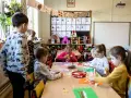 Dzieci tworzą prace plastyczne podczas rekrutacji uzupełniającej do przedszkola.