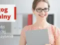 Uśmiechnięta kobieta z okularami trzyma teczkę. Napis "Pedagog specjalny kwalifikacje" sugeruje, że zdobycie tych uprawnień jest kluczowe.