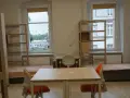 Pokój studencki, gdzie bursa co to? Dwa łóżka, biurka, szafy i regały.