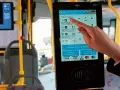 Ręka dotyka ekranu automatu biletowego w autobusie. Czy we Wrocławiu uczniowie jeżdżą za darmo? Tu kupisz bilet, sprawdzisz jego ważność i zapłacisz kartą.