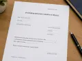 Dokument "Wypowiedzenie umowy o pracę" na biurku, gotowy do wypełnienia. To formalny krok w procesie rozwiązania umowy o pracę za wypowiedzeniem.