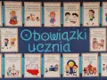 Tablica z ilustracjami przedstawiającymi obowiązki ucznia: punktualność, dbanie o bezpieczeństwo, szacunek, empatię i inne.