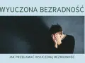 Mężczyzna zakrywa twarz dłońmi, symbolizując wyuczoną bezradność. Tekst nad nim głosi "WYUCZONA BEZRADNOŚĆ", a pod nim "JAK PRZEŁAMAĆ WYUCZONĄ BEZRADNOŚĆ".