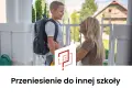 Chłopiec z plecakiem i uśmiechnięta kobieta, być może mama, przygotowują się do nowego etapu. To może być przeniesienie do innej szkoły, pełne nadziei.