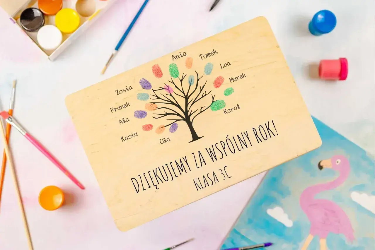 Drewniana tabliczka z drzewem odcisków palców uczniów i napisem "Dziękujemy za wspólny rok!". Idealny pomysł, co kupić wychowawcy na koniec roku.