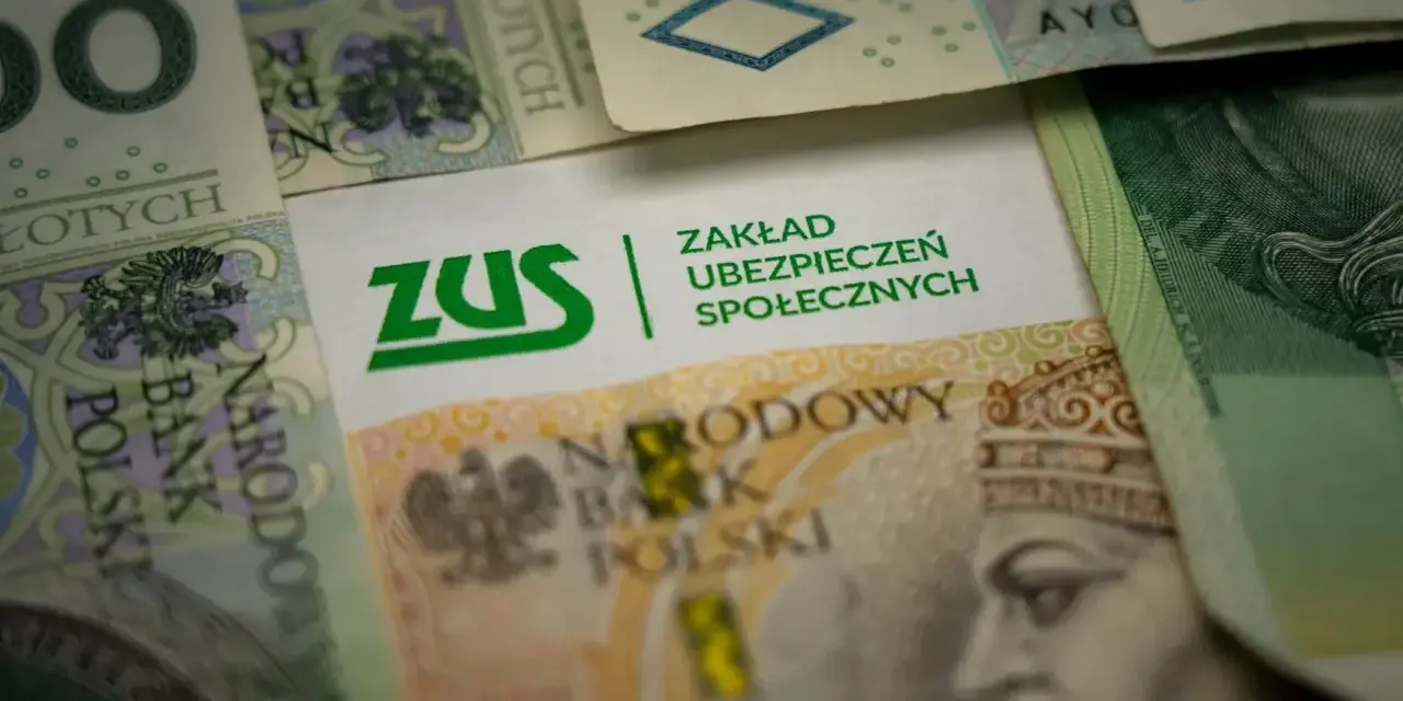 ZUS na tle polskich banknotów. Symbolizuje świadczenie rehabilitacyjne po ustaniu zatrudnienia, wsparcie finansowe w trudnych chwilach.