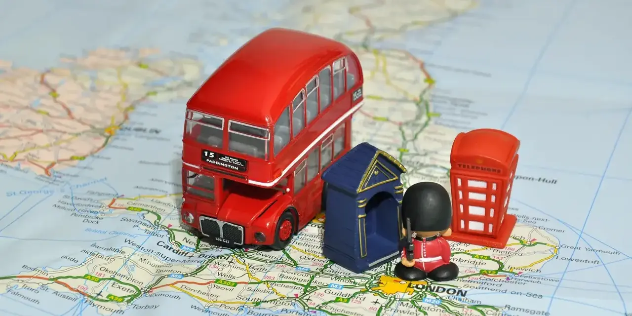 Miniaturowy czerwony autobus, budka telefoniczna i żołnierz na mapie Londynu. Idealne na podróż, gdy zastanawiasz się, ile trwa egzamin z angielskiego.