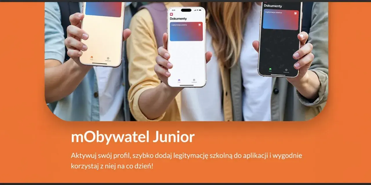 Trzy osoby trzymają telefony z widoczną cyfrową legitymacją szkolną w aplikacji mObywatel.