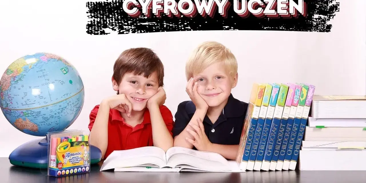 Dwóch uśmiechniętych chłopców przy biurku z globusem i książkami. Nad nimi napis "CYFROWY UCZEŃ".