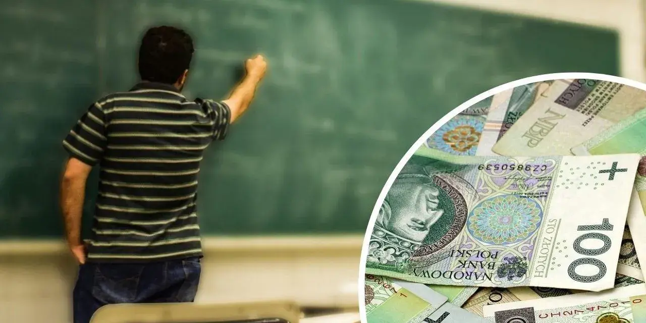 Nauczyciel pisze na tablicy, a obok stos polskich banknotów. Czy zarobki nauczycieli są wystarczające?