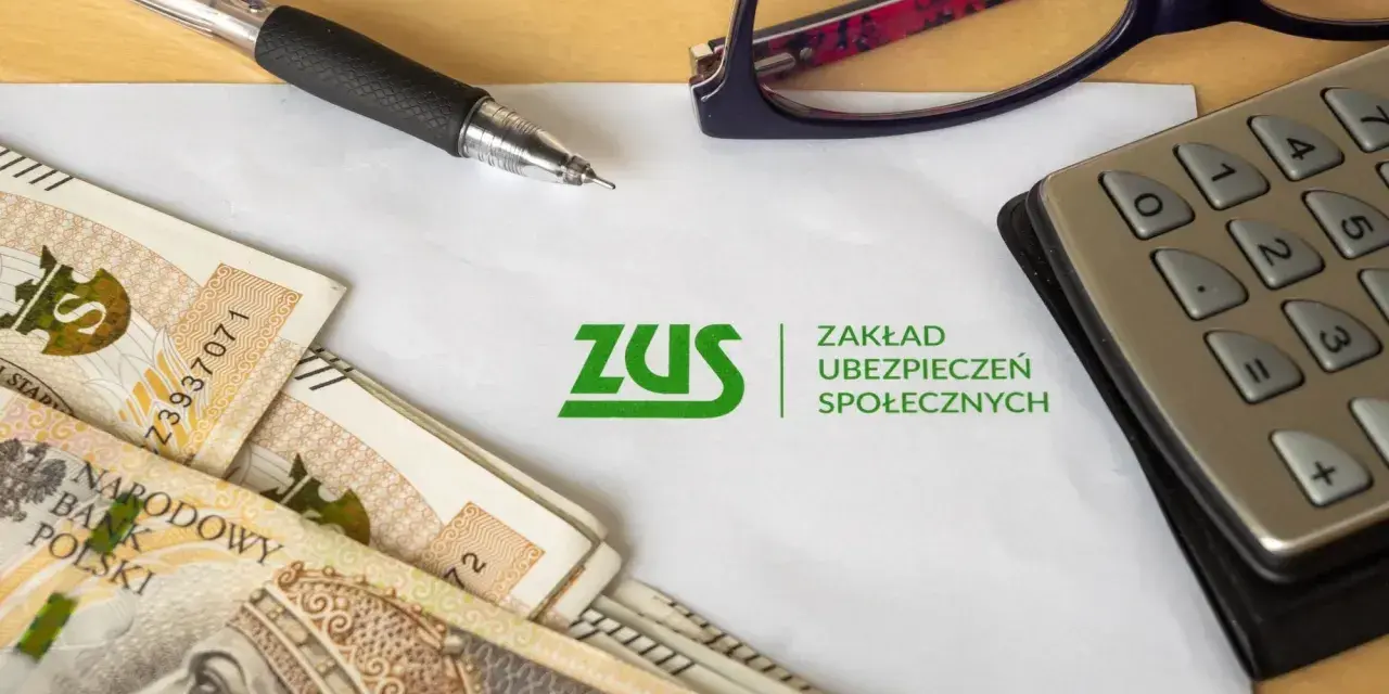 Pieniądze, długopis, okulary i kalkulator leżą obok dokumentu z logo ZUS. To może być podstawa do rozliczeń w systemie erp-7.