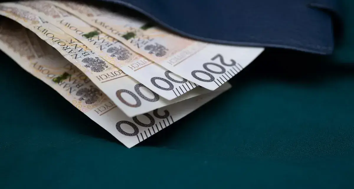 Portfel z banknotami 200 zł. Może to być nagroda jubileuszowa nauczycieli za lata pracy.