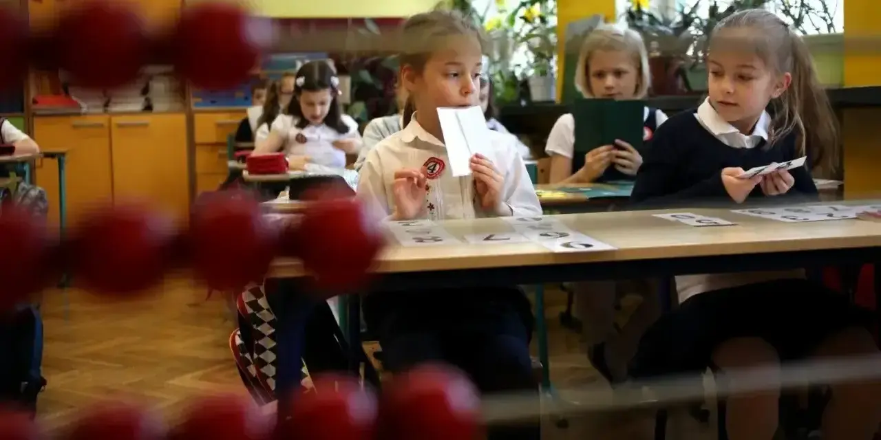 Dzieci w szkole, pierwsze kroki w nauce. Obowiązek szkolny 6-latków w klasie, gdzie nauka liter i cyfr staje się zabawą.