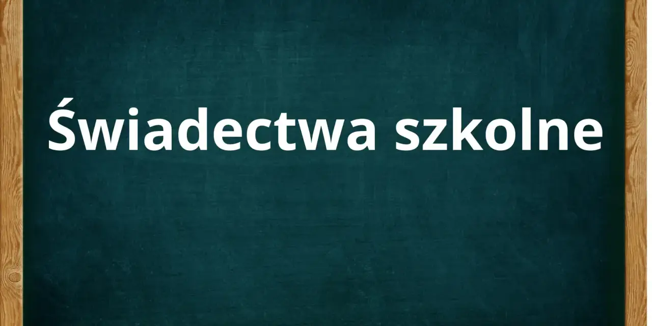 Biały napis "Świadectwa szkolne" na zielonej tablicy. To ważny dokument, świadectwo ukończenia szkoły średniej.