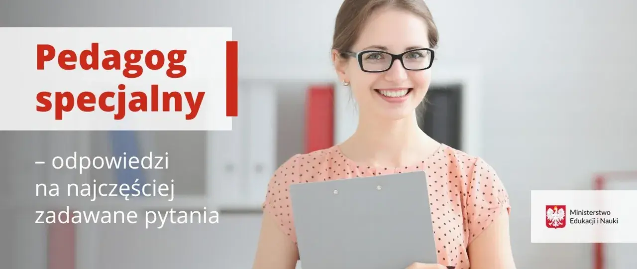 Uśmiechnięta kobieta z okularami trzyma teczkę. Napis "Pedagog specjalny kwalifikacje" sugeruje, że zdobycie tych uprawnień jest kluczowe.