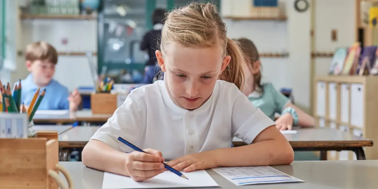 Dzieci uczą się w klasie. Ile jest placówek oświatowych w Polsce? Tysiące!