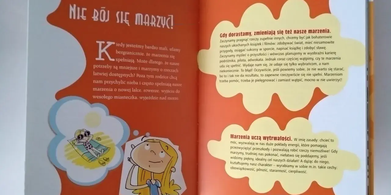 Dziewczynka z blond włosami marzy o wakacjach na plaży. Może to przyszły stażysta, który planuje swoje pierwsze wielkie podróże.