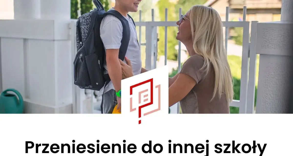 Chłopiec z plecakiem i uśmiechnięta kobieta, być może mama, przygotowują się do nowego etapu. To może być przeniesienie do innej szkoły, pełne nadziei.
