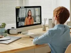 Chłopiec ogląda lekcję online. Czy nauczyciel może nagrywać uczniów na lekcji? To pytanie nurtuje wielu.