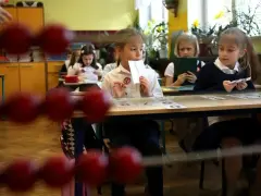 Dzieci w szkole, pierwsze kroki w nauce. Obowiązek szkolny 6-latków w klasie, gdzie nauka liter i cyfr staje się zabawą.