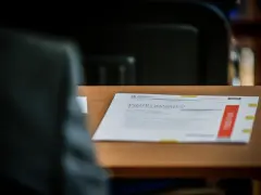 Na biurku leży arkusz egzaminacyjny. Już wkrótce dowiesz się, jak sprawdzić wyniki matur.