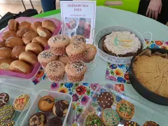 Na kiermasz szkolny przygotowano różne ciasta: babeczki, muffinki, drożdżówki i tort.