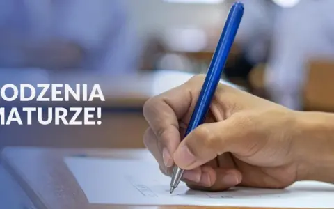 Dłoń pisze długopisem na arkuszu egzaminacyjnym. Napis "Powodzenia na maturze!" sugeruje, że to ważny moment dla osób z wykształceniem średnim.