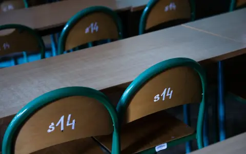 Puste ławki szkolne z numerami "s14" sugerują odwołane lekcje w szkołach 2026.