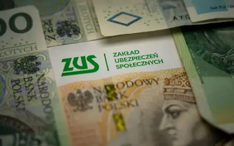 ZUS na tle polskich banknotów. Symbolizuje świadczenie rehabilitacyjne po ustaniu zatrudnienia, wsparcie finansowe w trudnych chwilach.