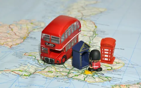 Miniaturowy czerwony autobus, budka telefoniczna i żołnierz na mapie Londynu. Idealne na podróż, gdy zastanawiasz się, ile trwa egzamin z angielskiego.