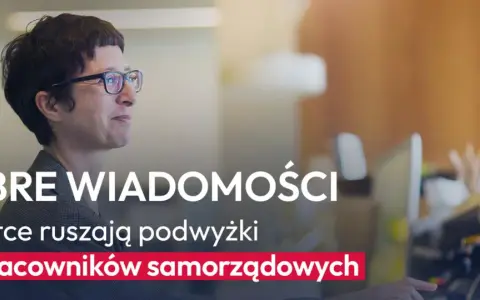 Dobre wiadomości! Wkrótce ruszają podwyżki dla pracowników samorządowych. Kobieta w okularach pracuje przy komputerze.
