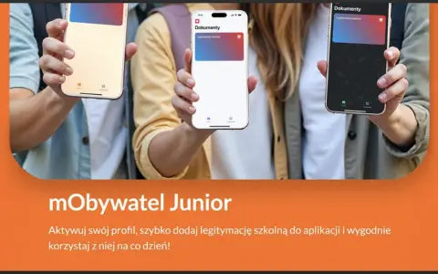 Trzy osoby trzymają telefony z widoczną cyfrową legitymacją szkolną w aplikacji mObywatel.