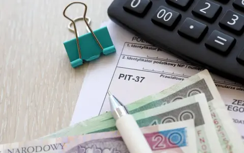 Stypendium szkolne a dochód: Czy MOPS i PIT wliczają Twoje świadczenie?